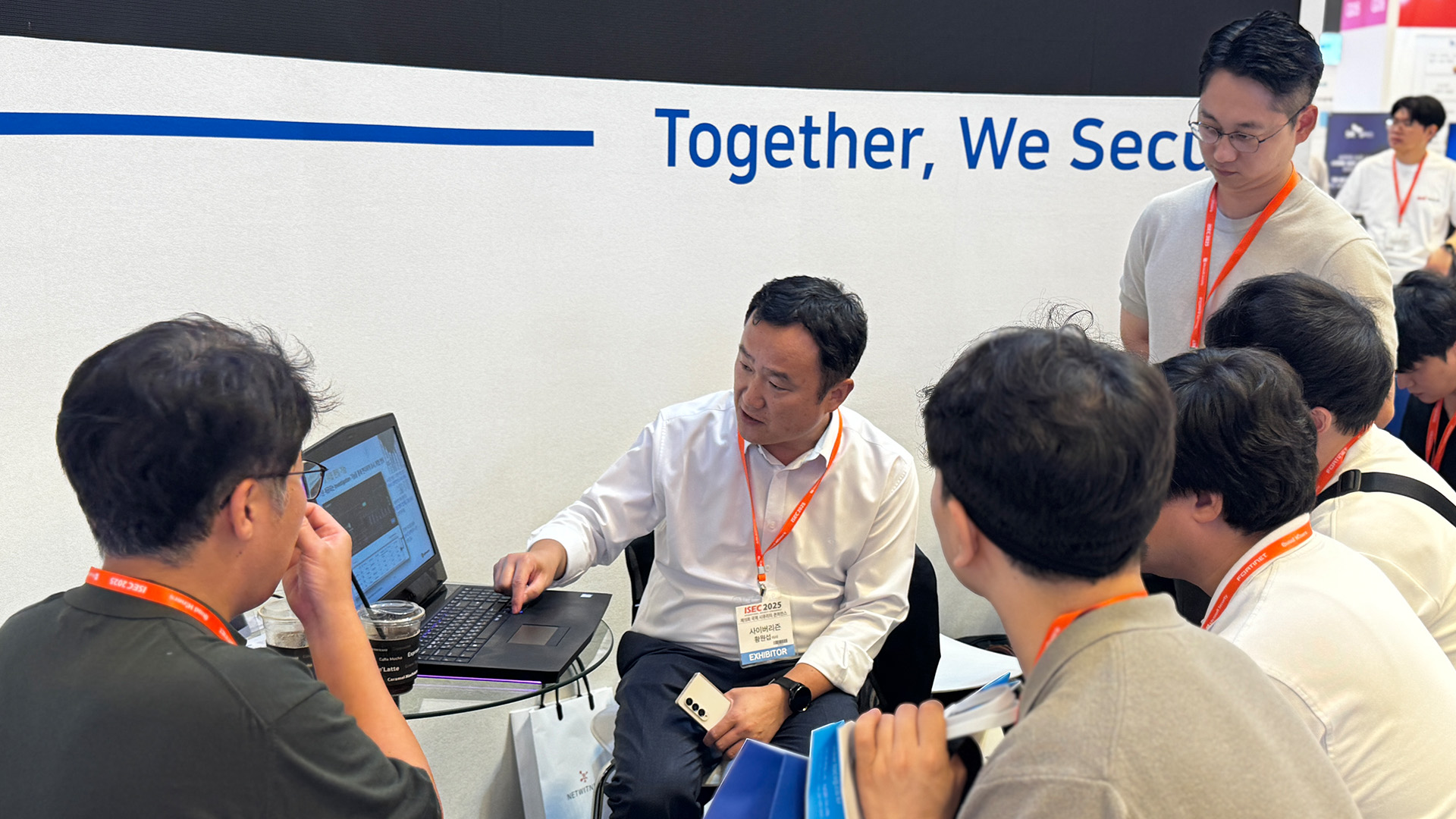 두산디지털이노베이션과 사이버리즌이 ISEC2025에 참가해 차세대 EDR 솔루션을 소개하고 있다.
